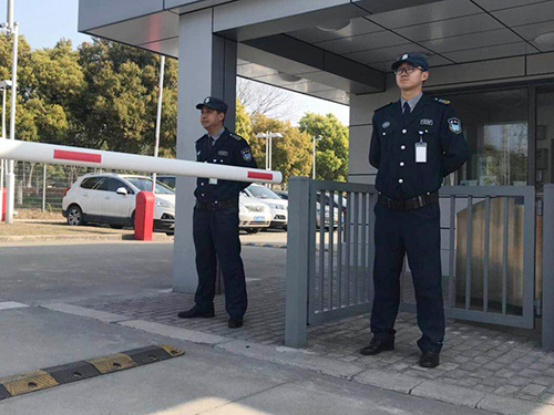 　门卫保安服务是指保安服务公司依据与客户单位签订的合同，派出保安人员，依照法律和有关规定，对客户单位的职工及外来人员和车辆进出必经的大门，进行把守，实施验证、检查、登记制度，以维护客户单位内部秩序，保...