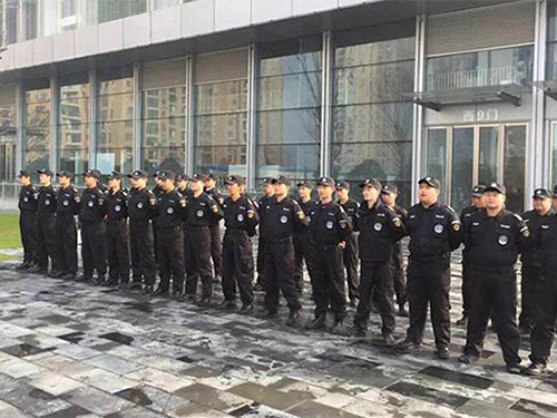 　每个人都会有不同的怯场感觉，那么当保安服务公司的人员执勤出现怯场如何解决？1、心态很重要。虽然在保安服务公司的培训过程当中，会注重保安人员的心态进行调整和塑造，但是自身怯场的问题，仍旧出现保安人员自己...